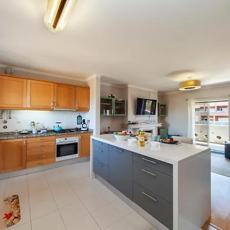 Spacious With Seaviews דירה